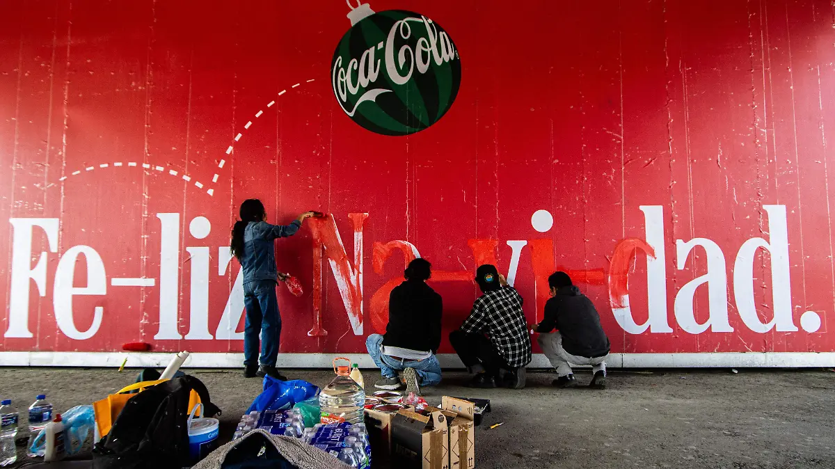 A ver quién se cansa primero: van por tercer mural contra Mundial de futbol en bajopuente del Estadio Azteca